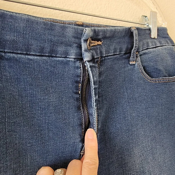 Chicos Bermuda Jean Shorts Womans Size M 1.5 Blue Medium Wash - Picture 4 of 11